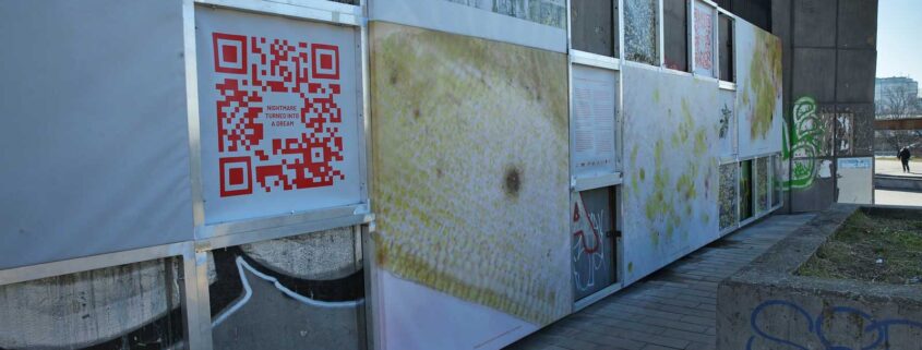 Na kaskádách u stanice metra Vltavská je nová umělecká instalace